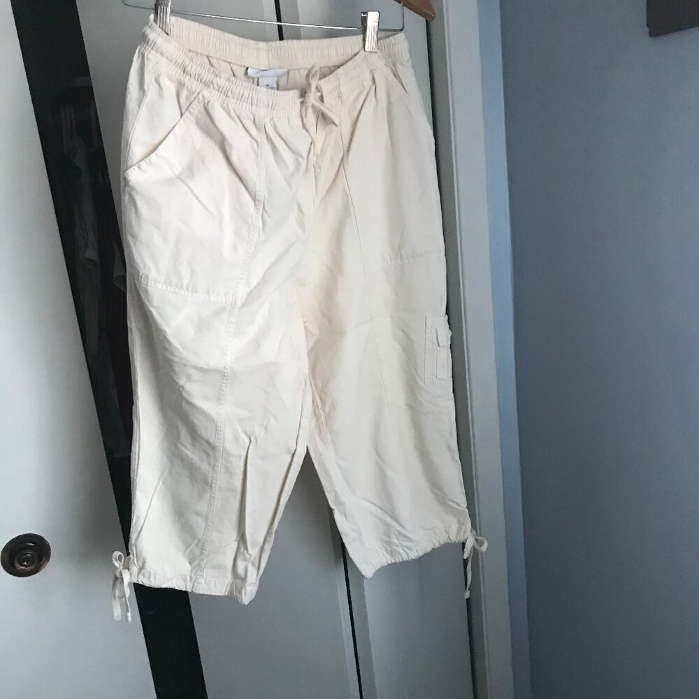 Dressbarn Ladies Cream Capri Pants Size Medium $5.00 AS AN ADD ON
